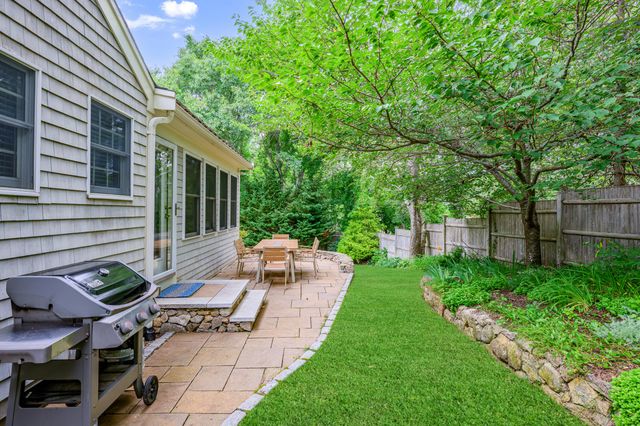 10 Abbey Gate Road, Cotuit, MA 02635