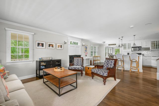 10 Abbey Gate Road, Cotuit, MA 02635