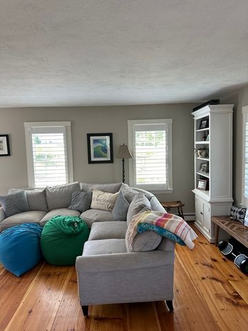 35 Sea St, Marshfield, MA 02050