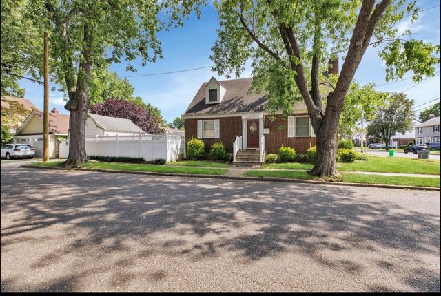556 N 12 Street, New Hyde Park, NY 11040