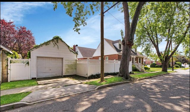 556 N 12 Street, New Hyde Park, NY 11040