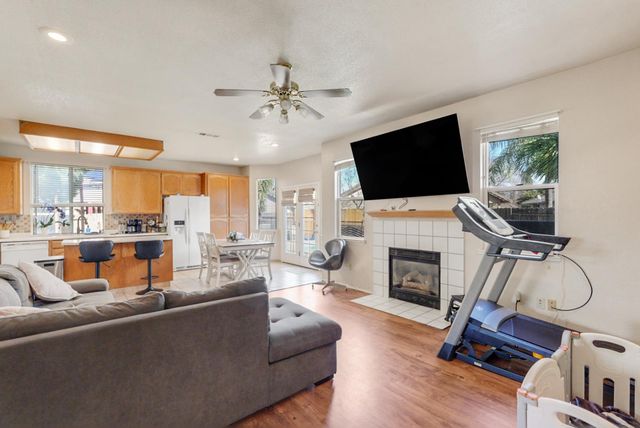 708 Coastal Ct, Los Banos, CA 93635