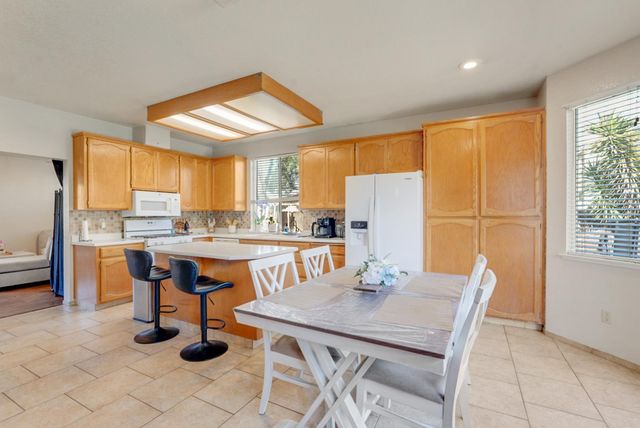 708 Coastal Ct, Los Banos, CA 93635