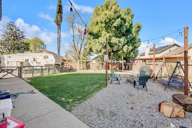 708 Coastal Ct, Los Banos, CA 93635