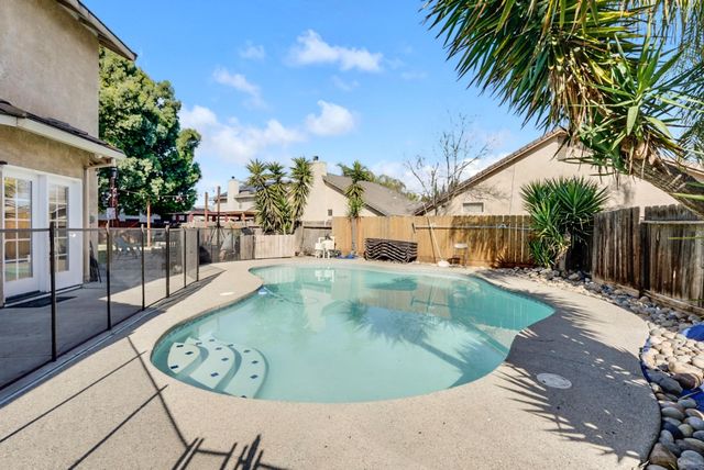 708 Coastal Ct, Los Banos, CA 93635