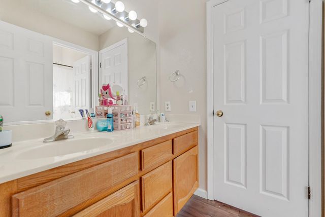 708 Coastal Ct, Los Banos, CA 93635