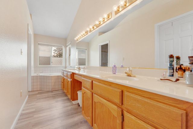 708 Coastal Ct, Los Banos, CA 93635