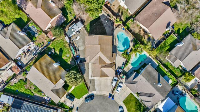 708 Coastal Ct, Los Banos, CA 93635