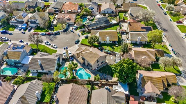 708 Coastal Ct, Los Banos, CA 93635