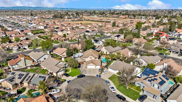 708 Coastal Ct, Los Banos, CA 93635