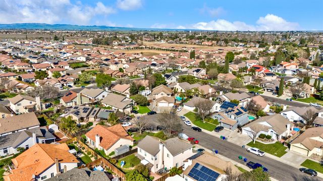 708 Coastal Ct, Los Banos, CA 93635