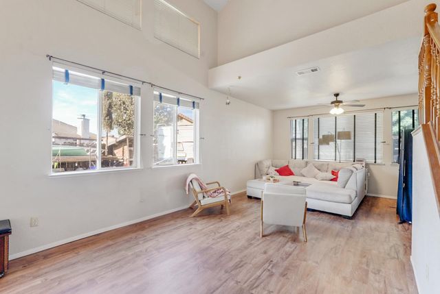 708 Coastal Ct, Los Banos, CA 93635