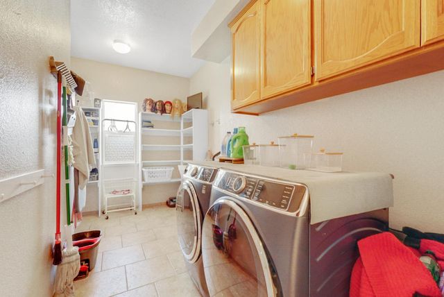 708 Coastal Ct, Los Banos, CA 93635