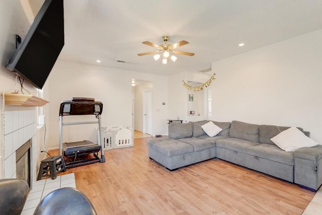 708 Coastal Ct, Los Banos, CA 93635