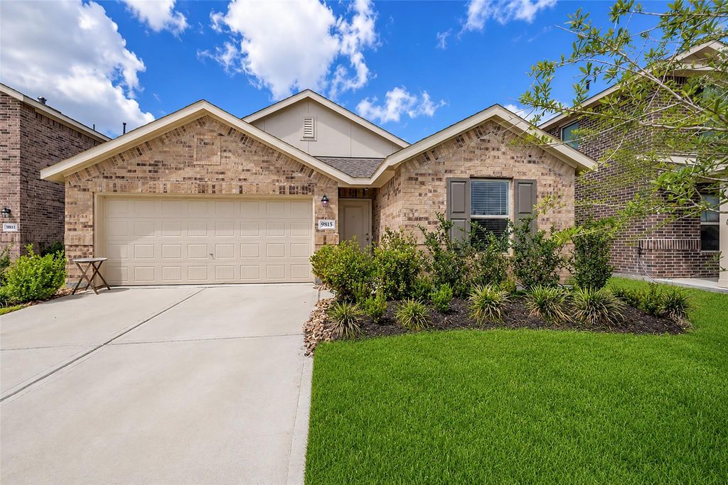 9815 Bellwick Hollow Court, Baytown, TX 77521