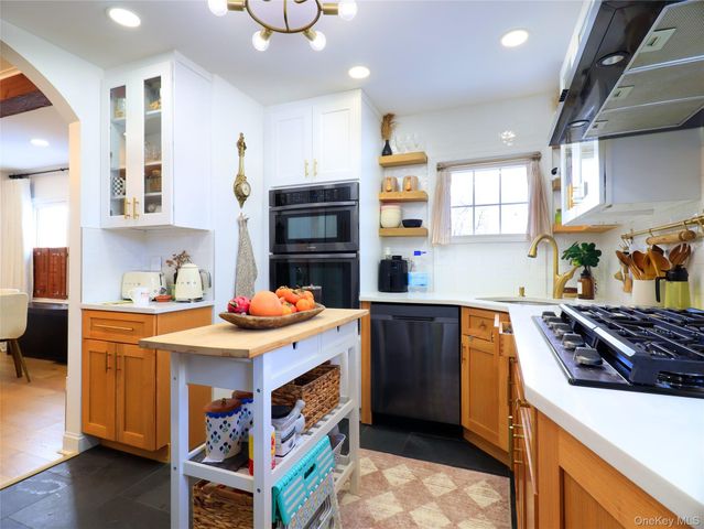 17 Laurel Place, Valley Stream, NY 11580