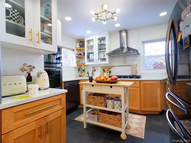 17 Laurel Place, Valley Stream, NY 11580