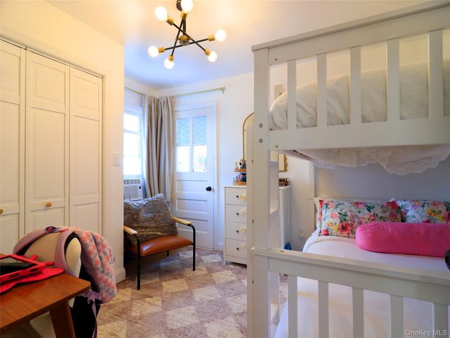 17 Laurel Place, Valley Stream, NY 11580