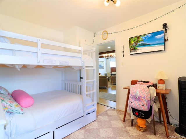 17 Laurel Place, Valley Stream, NY 11580