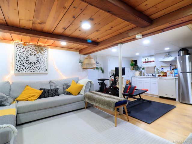 17 Laurel Place, Valley Stream, NY 11580