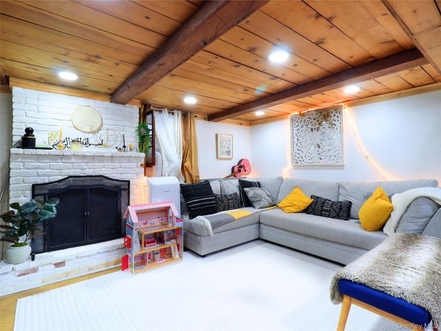 17 Laurel Place, Valley Stream, NY 11580