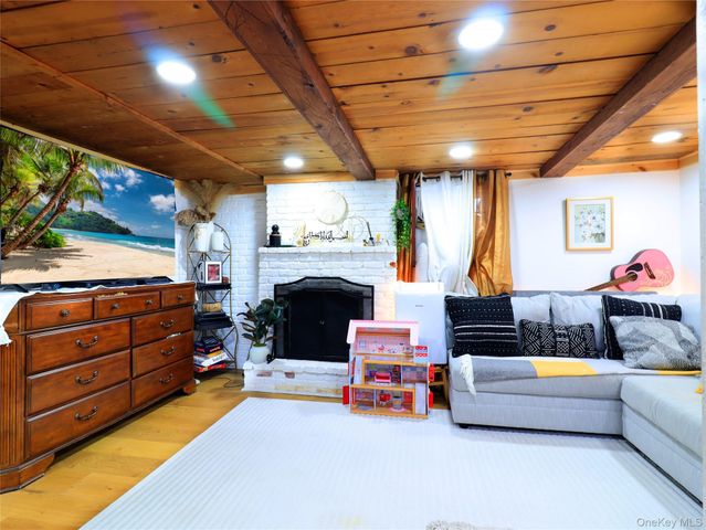 17 Laurel Place, Valley Stream, NY 11580