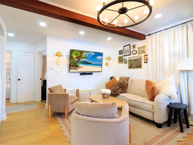 17 Laurel Place, Valley Stream, NY 11580