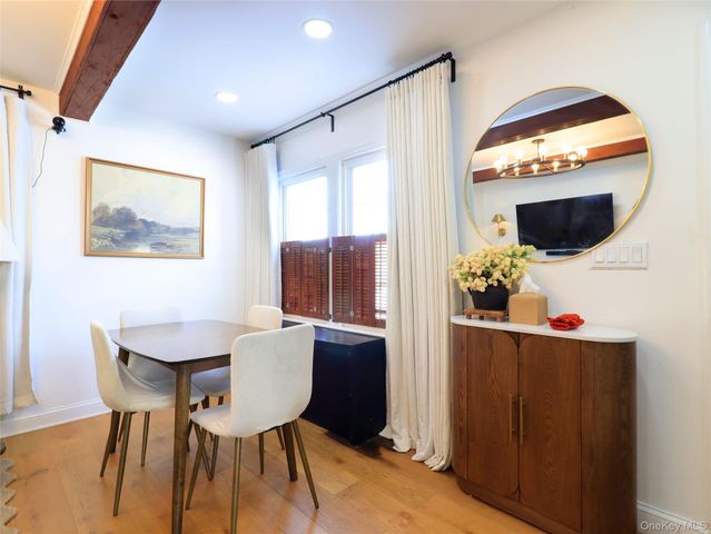 17 Laurel Place, Valley Stream, NY 11580