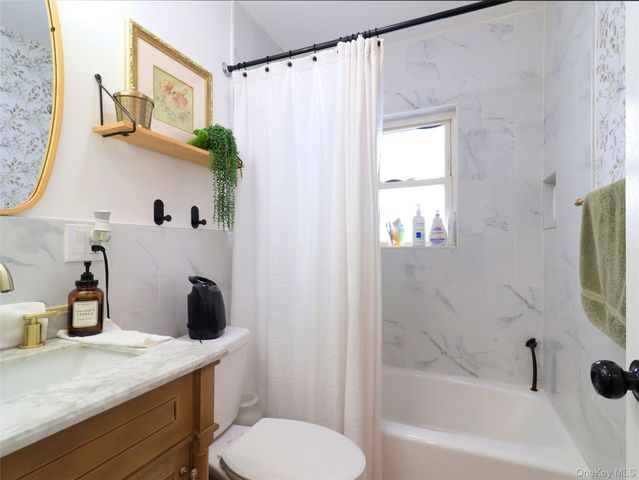 17 Laurel Place, Valley Stream, NY 11580