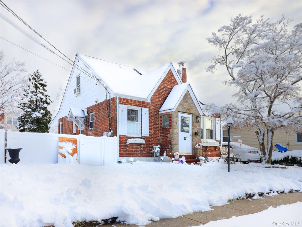 17 Laurel Place, Valley Stream, NY 11580