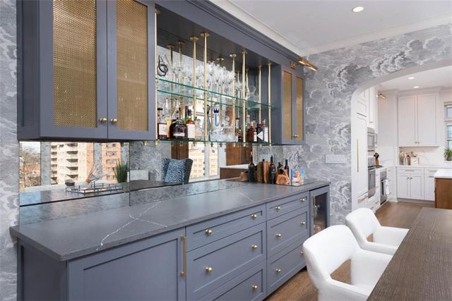 400 W 49th Terrace 2056, Kansas City, MO 64112