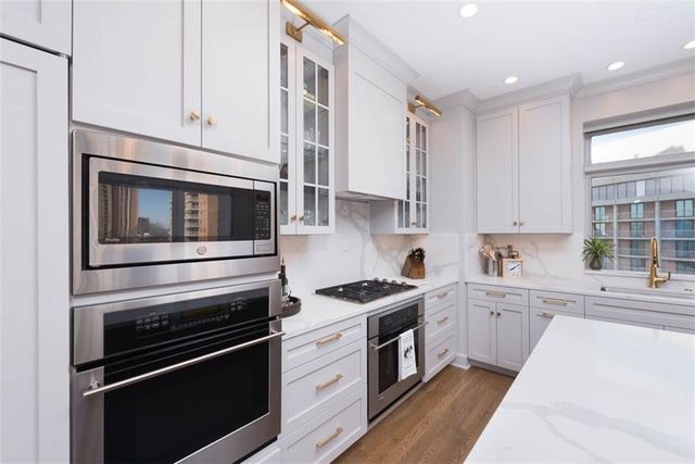 400 W 49th Terrace 2056, Kansas City, MO 64112