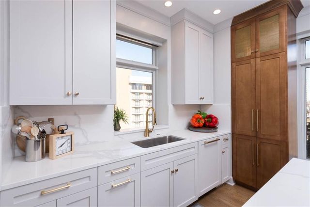 400 W 49th Terrace 2056, Kansas City, MO 64112