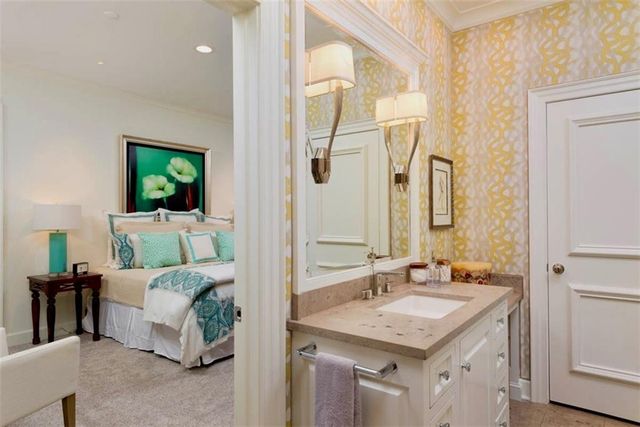 400 W 49th Terrace 2056, Kansas City, MO 64112