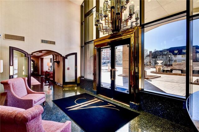 400 W 49th Terrace 2056, Kansas City, MO 64112