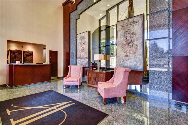 400 W 49th Terrace 2056, Kansas City, MO 64112