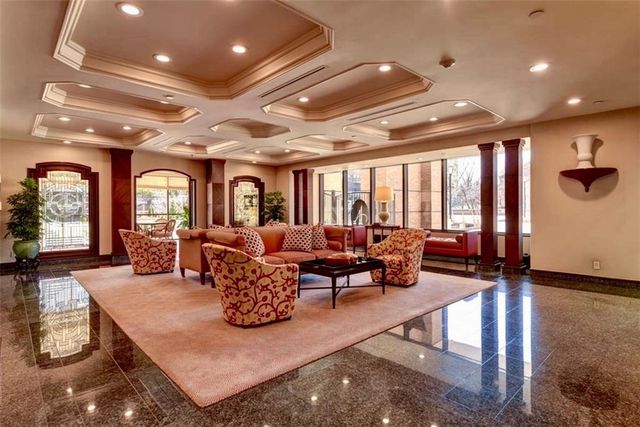 400 W 49th Terrace 2056, Kansas City, MO 64112