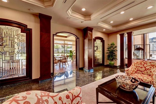 400 W 49th Terrace 2056, Kansas City, MO 64112