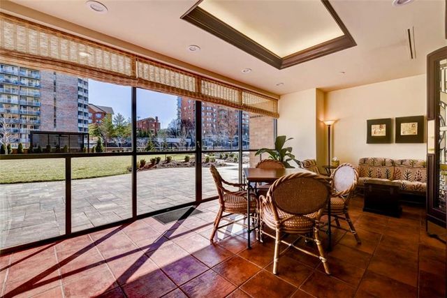 400 W 49th Terrace 2056, Kansas City, MO 64112