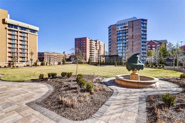 400 W 49th Terrace 2056, Kansas City, MO 64112