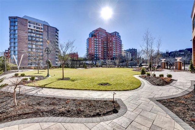 400 W 49th Terrace 2056, Kansas City, MO 64112