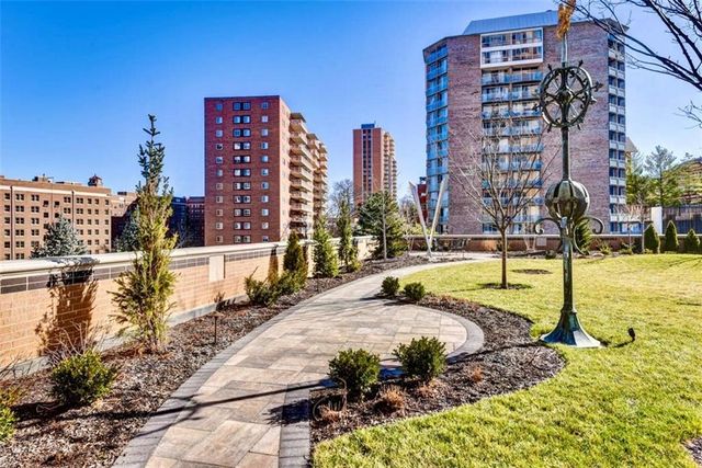 400 W 49th Terrace 2056, Kansas City, MO 64112