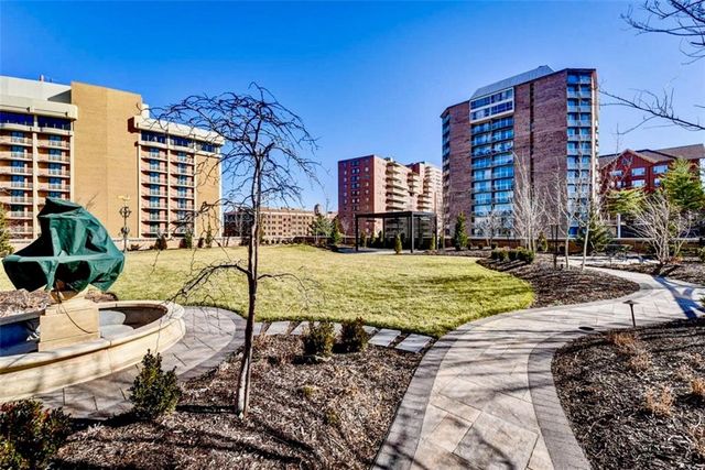 400 W 49th Terrace 2056, Kansas City, MO 64112