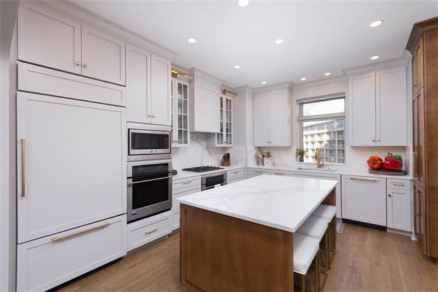 400 W 49th Terrace 2056, Kansas City, MO 64112