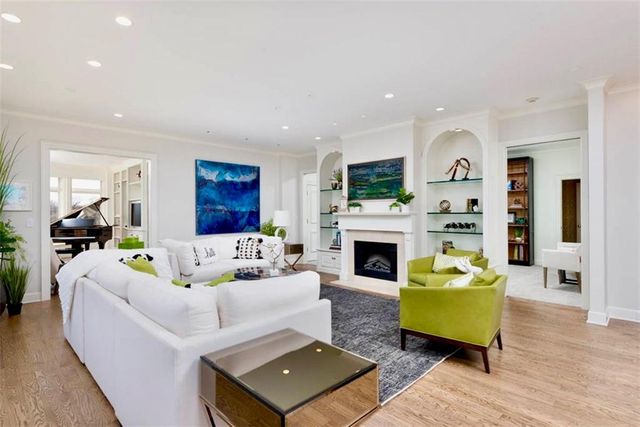 400 W 49th Terrace 2056, Kansas City, MO 64112