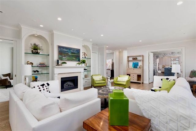 400 W 49th Terrace 2056, Kansas City, MO 64112