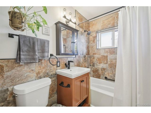 2924 S Zurich Ct, Denver, CO 80236