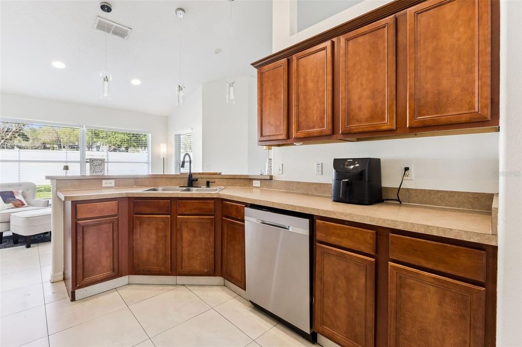 Image 11 of property listing at 511 LAKE SUMNER DRIVE, Groveland, FL 34736