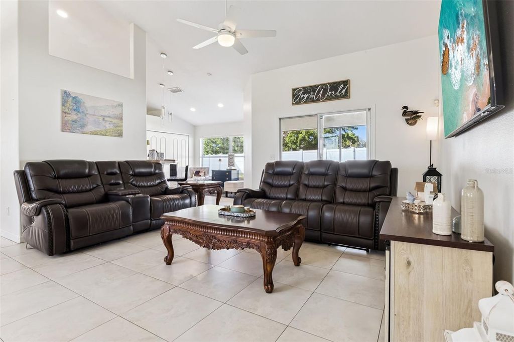 Image 16 of property listing at 511 LAKE SUMNER DRIVE, Groveland, FL 34736