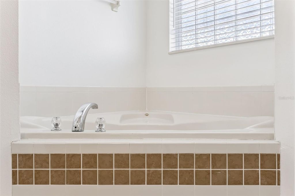 Image 25 of property listing at 511 LAKE SUMNER DRIVE, Groveland, FL 34736